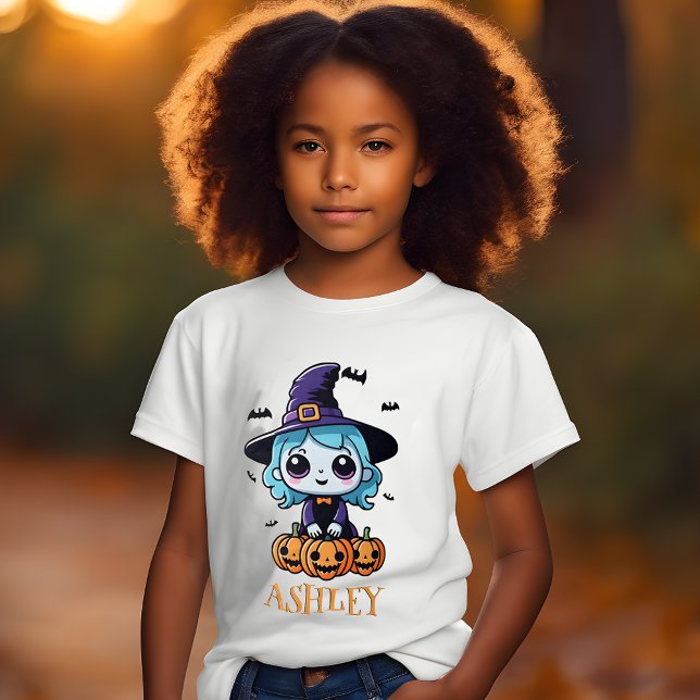 Liten Häxa Barn Halloween T-Shirt (🎃 Trick or Treat Cutie: Little Witch Halloween Tee Shirt! 👻)
