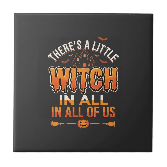 Liten häxa Halloween-häxa typografi Design_1 Kakelplatta (Framsidan)