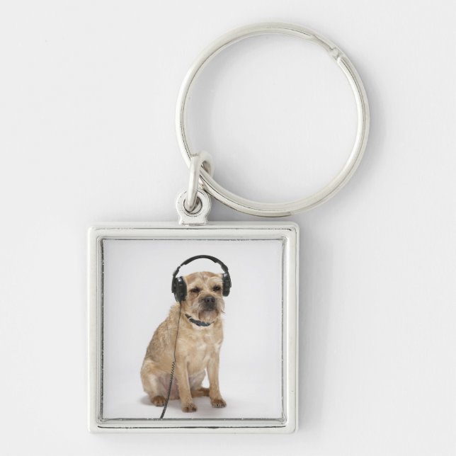 Liten hund med hörlurar fyrkantig silverfärgad nyckelring (Framsidan)