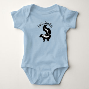 Liten illaluktande söt skunk t shirt
