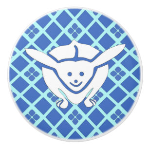 Liten japansk kanin, blå bakgrund knopp