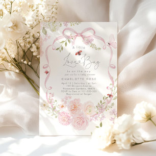 Liten kärleksbugs baby shower med rosa rosett inbjudningar