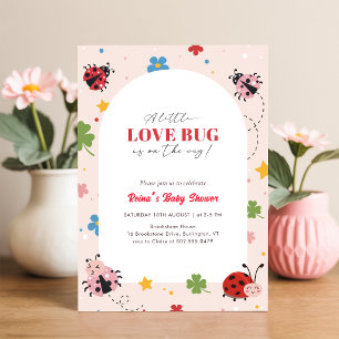 Liten kärleksbugs blomsterflicka babyfirande inbjudningar