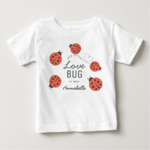 Liten kärleksbugs röda nyckelpiga födelsedag t shirt