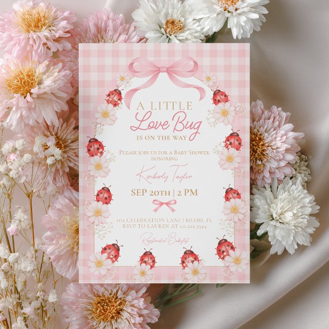 Liten kärleksbugs rosa gingham-flicka bebisfest inbjudningar (Skapare uppladdad)