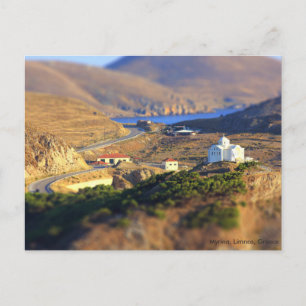 Liten kyrka på en kulle i Myrina, Limnos, Grekland Vykort