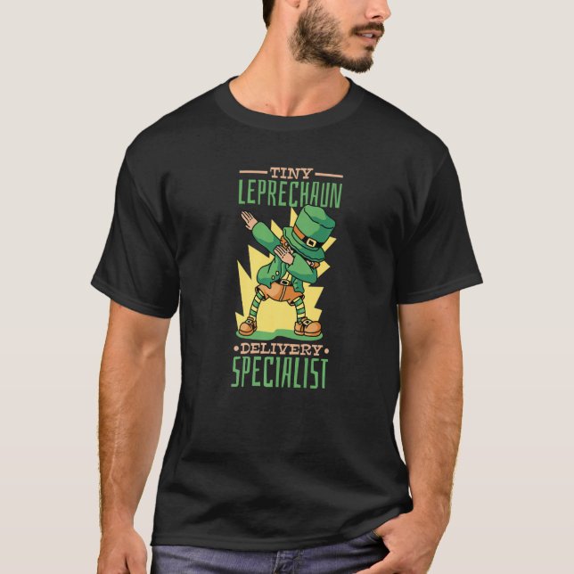 Liten Leprechaun Leverans Specialist St Patrick Da T Shirt (Framsida)
