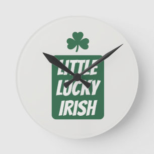 Liten Lycklig Irländsk Söt Familj St Patrick's Day Rund Klocka