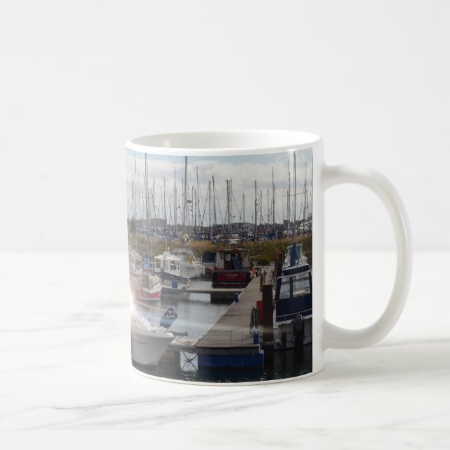 Liten motorbåt fångar solen kaffemugg (Höger)