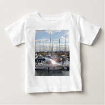 Liten motorbåt fångar solen