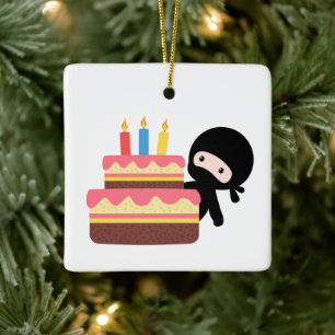 Liten ninja bakom födelsedagskaka julgransprydnad keramik