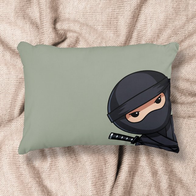 Liten Ninja-krigare på dekorativ sagesgrön kudde (Skapare uppladdad)