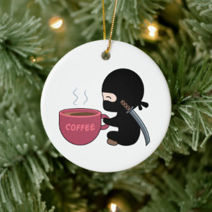 Liten ninja med stor kaffemugg julgransprydnad keramik