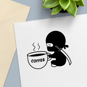 Liten ninja med stor kaffemugg självfärgande stämpel