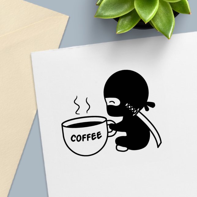 Liten ninja med stor kaffemugg självfärgande stämpel (Skapare uppladdad)