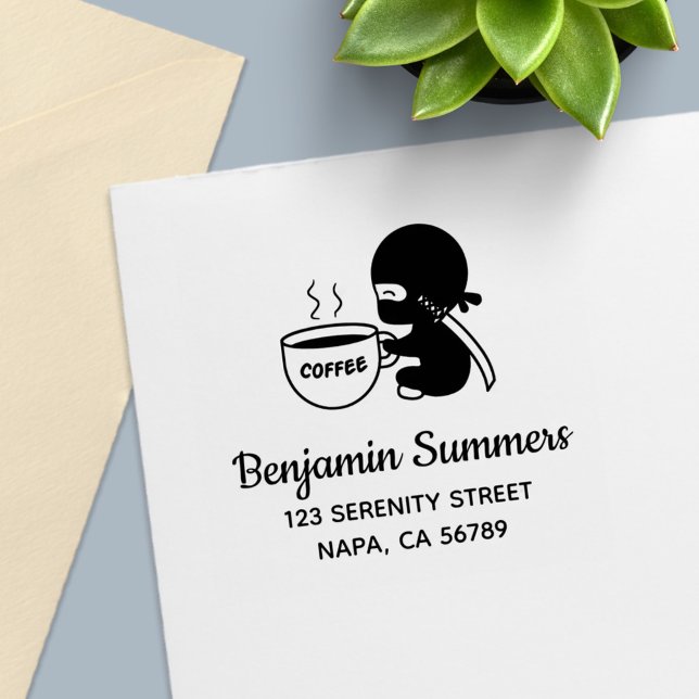 Liten ninja med stor kaffemuggadress självfärgande stämpel (Skapare uppladdad)