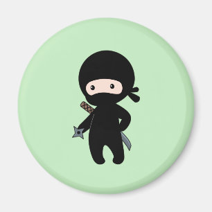 Liten ninja som håller kaststjärna på grönt magnet