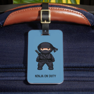 Liten Ninja Warrior på blå bagagetikett Bagagebricka