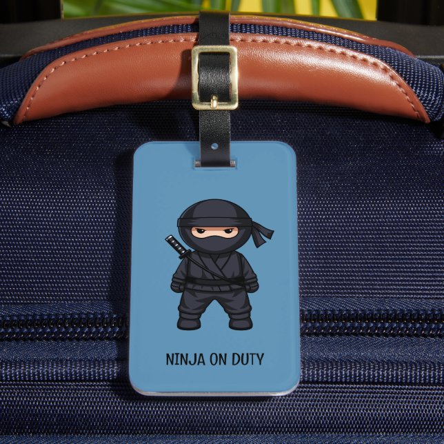 Liten Ninja Warrior på blå bagagetikett Bagagebricka (Framsida Insitu 2)