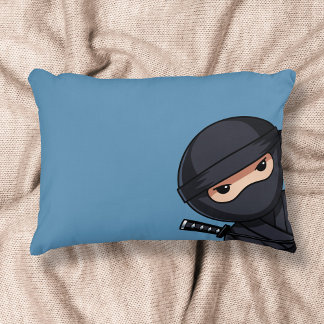Liten Ninja Warrior på blå dekorativ kudde