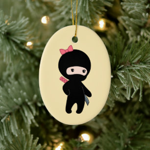 Liten ninjaflicka på gul bakgrund julgransprydnad keramik