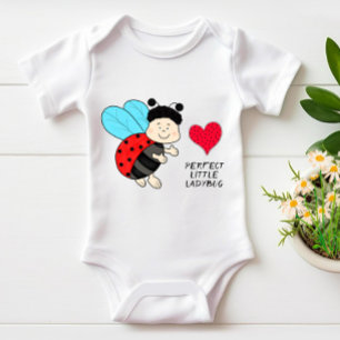 Liten nyckelpigor pojke med hjärta t shirt