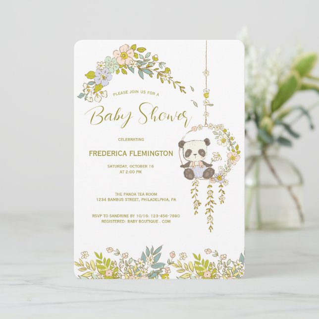 Liten Panda I En Blomster Sväng Barnkalas Inbjudningar (Stående Fram)
