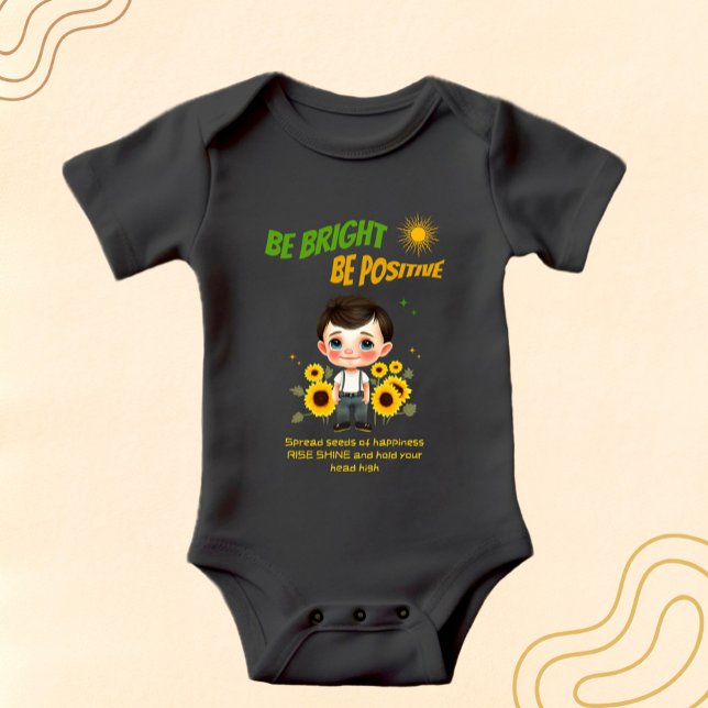 Liten pojke med solrosor t shirt (Skapare uppladdad)