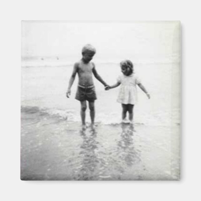 Liten pojke och flicka som håller i händer magnet (Framsidan)