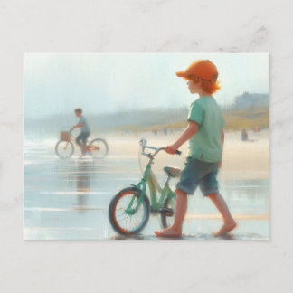 Liten pojke och hans cykel på stranden vykort