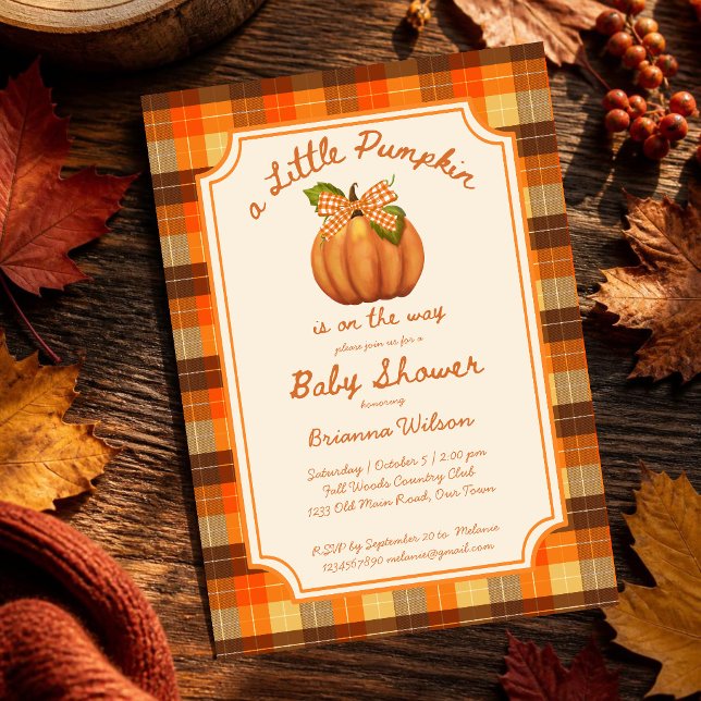 Liten pumpa höst rutmönster baby shower inbjudningar (Little pumpkin orange brown fall plaid gender neutral baby shower invitation cards template)