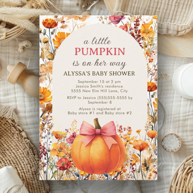 Liten pumpa på väg Båge Höst Bebis firande Inbjudningar ("Little Pumpkin" watercolor floral baby girl baby shower invitation)