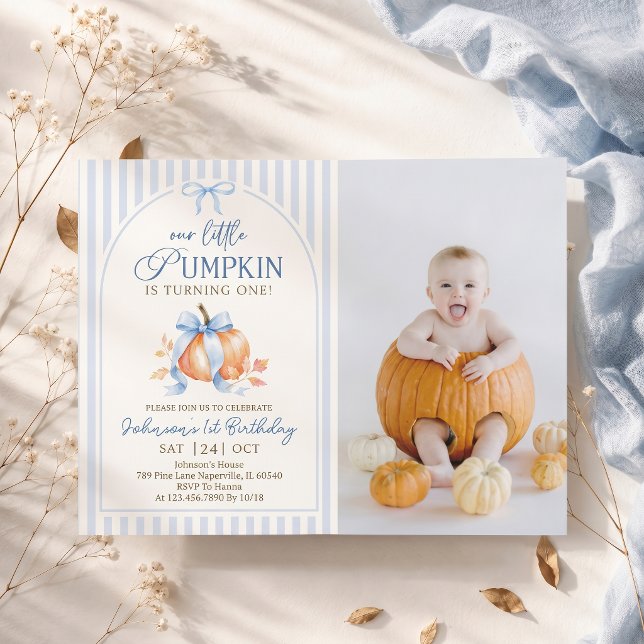 Liten pumpa pastellblå båge höst födelsedag inbjudningar (Skapare uppladdad)