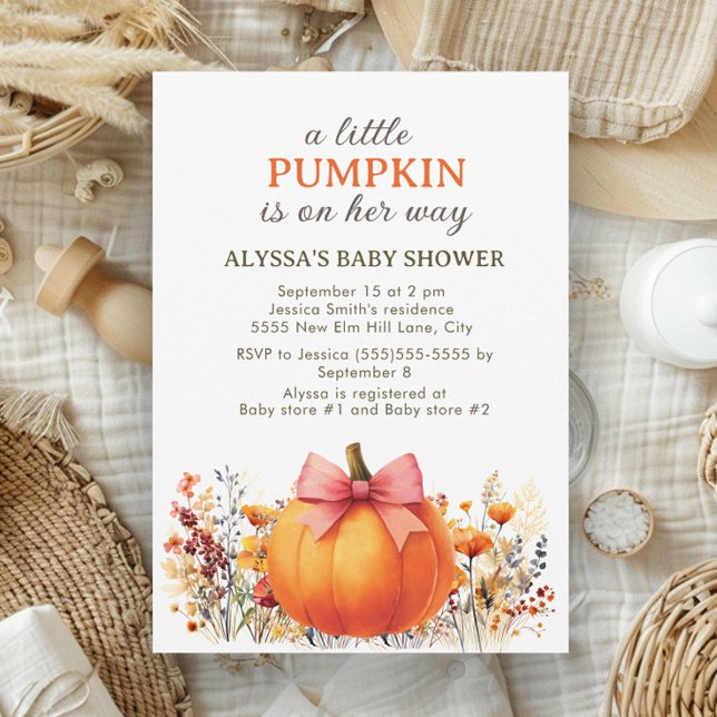 Liten Pumpkin på hennes sätt att visa höstbabyskab Inbjudningar (Little pumpkin baby girl shower invitation)