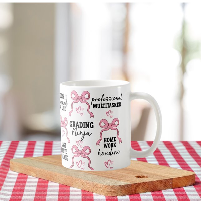 Liten rosa rosettpresent med positivt bekräftelsek kaffemugg (Skapare uppladdad)
