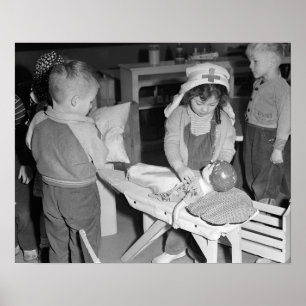 Liten sjuksköterska, 1943. Gammalt foto Poster