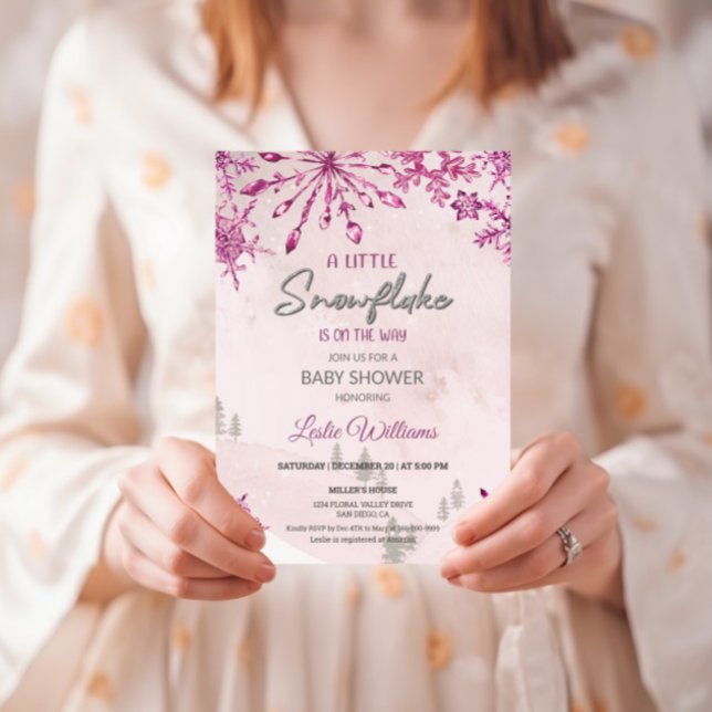 Liten snöflinga är på väg vinter Bebisens firande Inbjudningar (A little snowflake is on the way pink baby shower invitation)