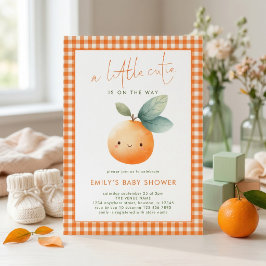 Liten söt orange gingham-flicka baby shower inbjudningar