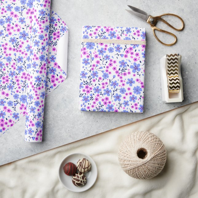 Liten söt vit blå rosa blommig mönster presentpapper (Hantverk)