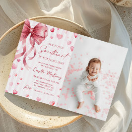 Liten sötnos valentinbåge 1-års födelsedagsfoto inbjudningar