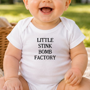 Liten Stinkbomb Fabrik Roligt Talesätt Bebis T Shirt