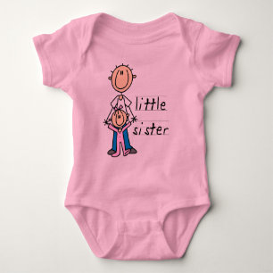 Liten syster med T-shirts och gåvor av storebror