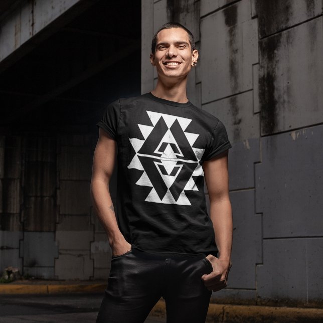 Liten triangelspidy t shirt (Men posing under a Bridge)