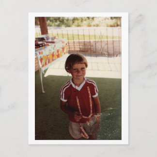 Liten unge i rött vykort