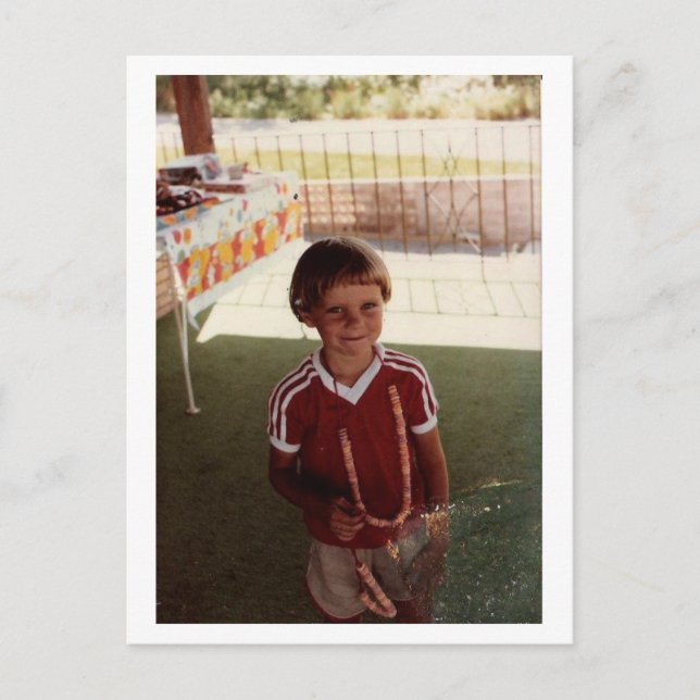 Liten unge i rött vykort (Framsida)