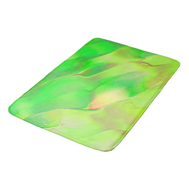 Liten vårdad i åldrasens levande grönt badrumsmatta (Vinklad)