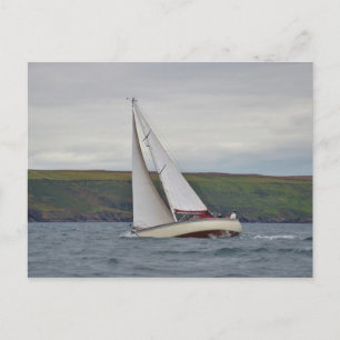 Liten Yacht Sailing Hard Vykort