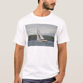 Liten yacht som hårt seglar t-shirt
