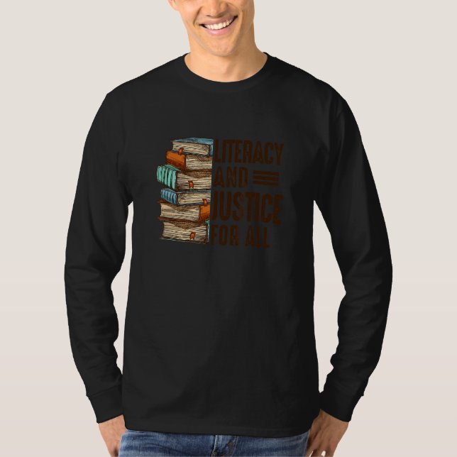 Literacy & A Justice For That All Reading Book Lib T Shirt (Framsida)