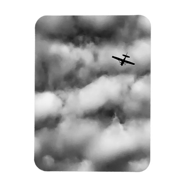Litet flygplan flygande i molnig himmel Foto Magnet (Vertikal)